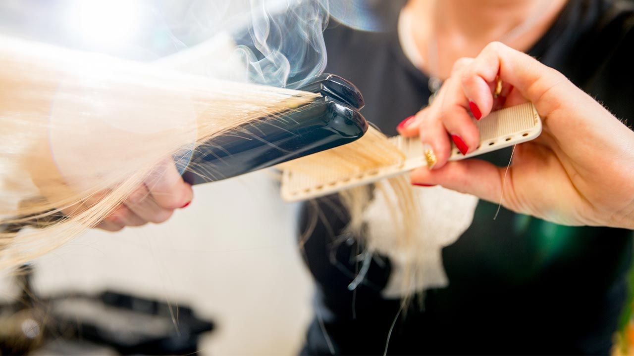 ¡Jamás planches el cabello mojado!